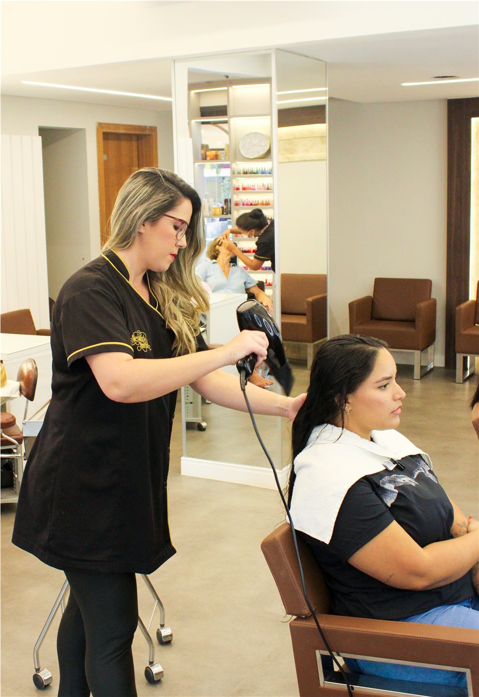 Profissional realizando atendimento de cabelo