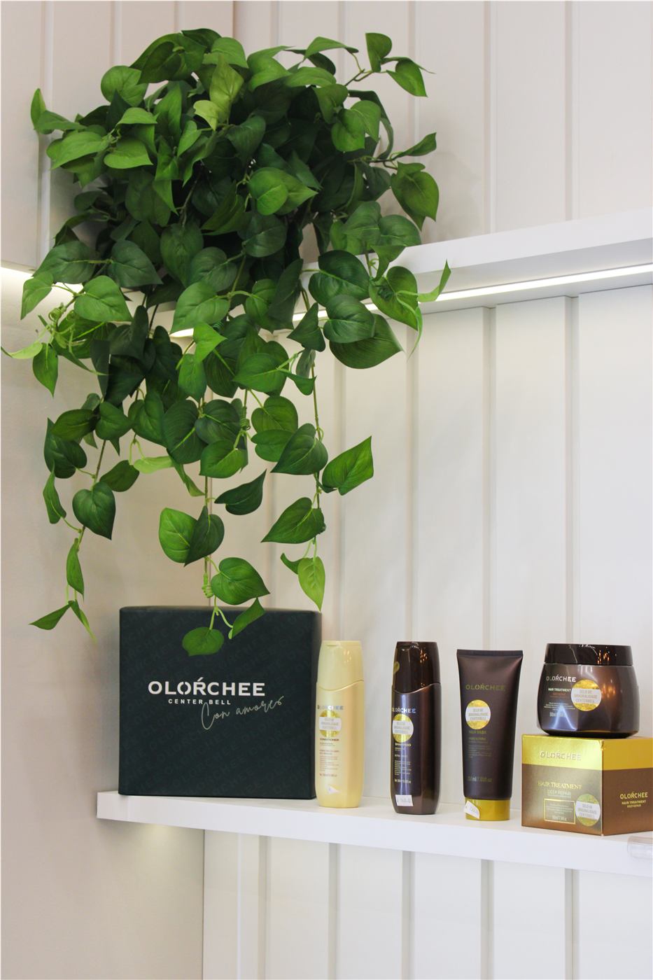 Produtos Olórchee na prateleira do Salão Alesandra Moreira